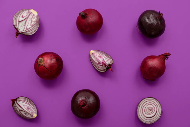 Cebollas rojas frescas sobre fondo púrpura - Foto, imagen