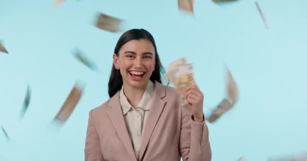 Lachen, loterij en geld regenen met een vrouwelijke winnaar in de studio op een blauwe achtergrond voor financiële vrijheid. Portret, gelukkig en een rijk of rijk persoon die vertrouwen heeft in financiën of boekhouding. - Video