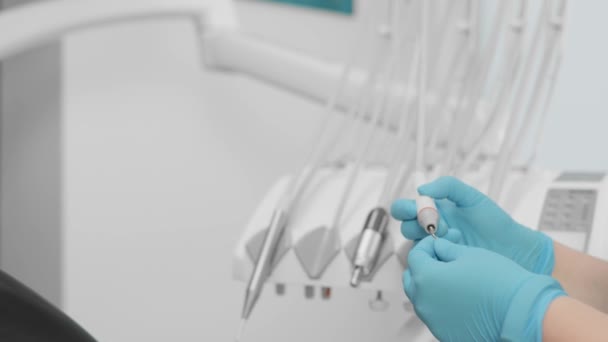 Modern bir diş kliniği her hastanın nitelikli yardıma güvenebileceği bir yerdir. Bir dişçi, diş tedavisi ve diğer işlemler için bir hastayla çalışmak üzere aletler hazırlar. Yüksek kalite 4k - Video, Çekim