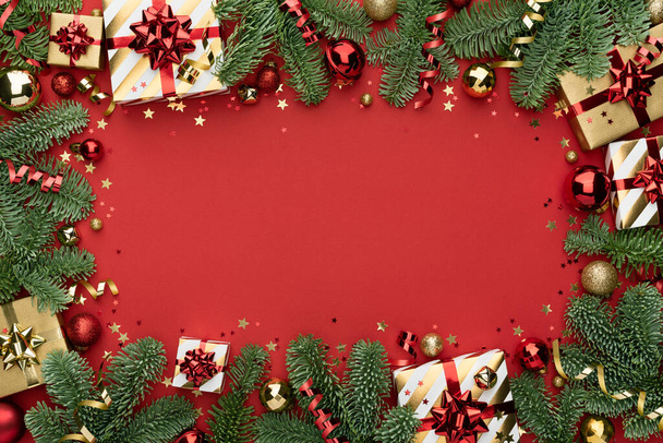 Κόκκινο Χριστούγεννα ή Πρωτοχρονιά φόντο με πλαίσιο στολισμού - Φωτογραφία, εικόνα