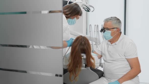 Ein Zahnarzt konzentriert sich auf die präzise Zahnerneuerung unter Berücksichtigung aller Details. Die Zahnklinik kümmert sich um die Gesundheit der Mundhöhle und den Komfort der Patienten. Hochwertiges 4k Filmmaterial - Filmmaterial, Video