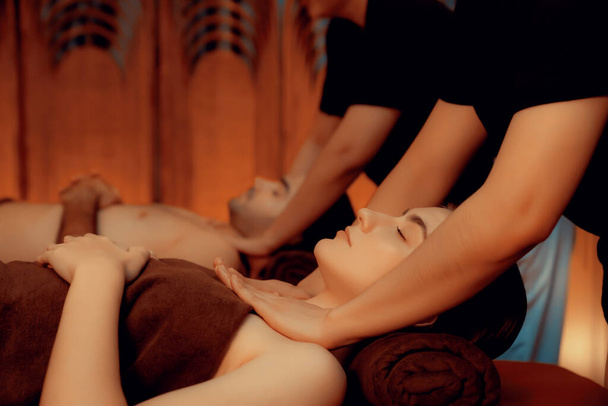 Couple caucasien client appréciant relaxant massage spa anti-stress et dorloter avec beauté loisirs de la peau dans la bougie chaude éclairage spa salon d'ambiance à la station de luxe ou hôtel. Tranquillité - Photo, image