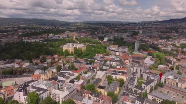 In avanti volano sopra il quartiere urbano residenziale. Case di città e molto verde nei parchi. Oslo, Norvegia. - Filmati, video