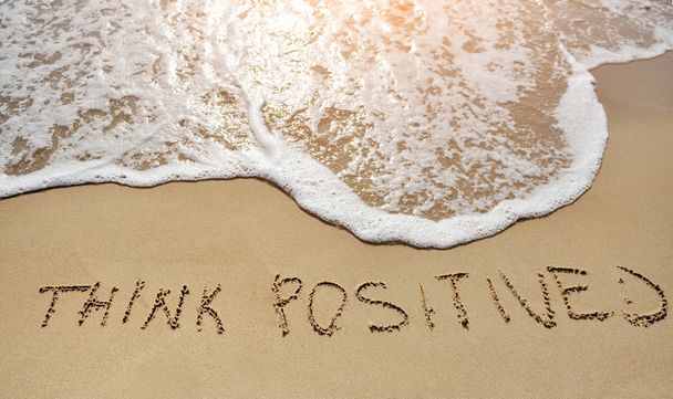 myśleć pozytywnie napisany na piaszczystej plaży - koncepcja pozytywnego myślenia - Zdjęcie, obraz