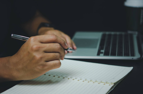 Бизнесмен руки с ручкой записи информации ноутбука в журнале, отчеты, дневник. - Фото, изображение