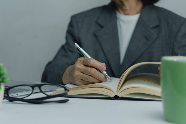 Handen Schrijven met Pen op Notebook. concept van werk, studie en onderwijs. - Foto, afbeelding