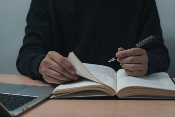 Mãos Escrevendo com Caneta no Notebook. conceito de trabalho, estudo e educação. - Foto, Imagem