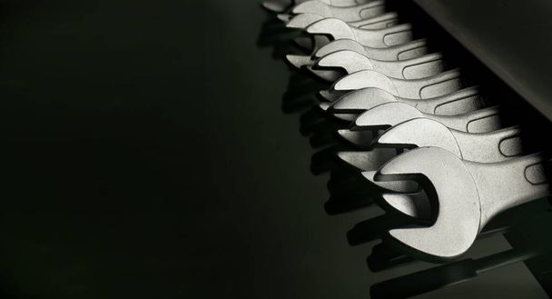 Coleção de chaves colocadas em uma superfície reflexiva preta, imagem de tamanho de banner com espaço livre para texto - Foto, Imagem