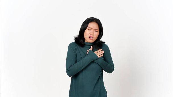 Mão no peito sentindo dor no peito da bela mulher asiática isolada no fundo branco - Foto, Imagem