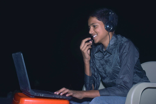 Happy indický chlapec student nosit sluchátka hodinky webinář poslouchat on-line kurz komunikovat prostřednictvím konference video hovor e učit se jazyk v aplikaci smích studium s učitelem lekce podívat se na notebook doma - Fotografie, Obrázek