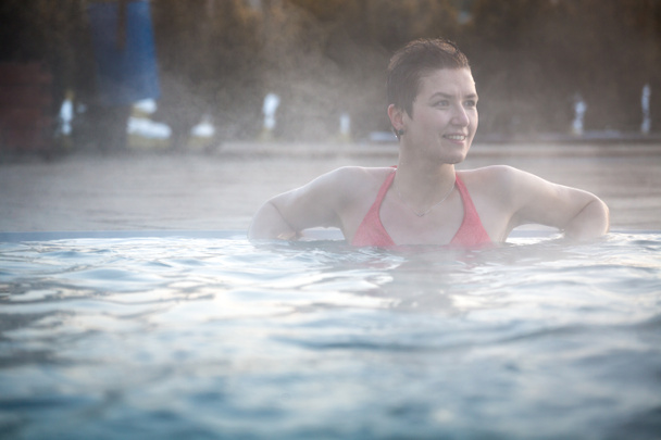 Молодая женщина отдыхает в термальных бассейнах
. - Фото, изображение