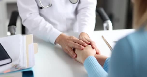 La mano del doctor calma al paciente en la clínica. Cuidados paliativos - Metraje, vídeo