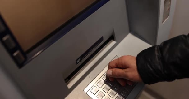 ATM 'den para çekmek ve ATM' den dolar olarak para çekmek. Banka hizmetleri - Video, Çekim