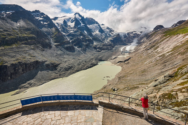 Lodowiec Gletscher i punkt widzenia na jezioro. Droga alpejska Grossglockner. Hohe tauern Przewodniczący - Zdjęcie, obraz