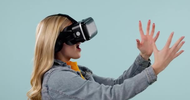 Vr, wow ή γυναίκα σε στούντιο metaverse για μελλοντική καινοτομία ή 3d gaming σε μπλε φόντο. Φουτουριστικό μέσο, λογισμικό τεχνολογίας ή ενθουσιασμένοι gamer κορίτσι με ψηφιακά γυαλιά εικονικής πραγματικότητας σε απευθείας σύνδεση. - Πλάνα, βίντεο