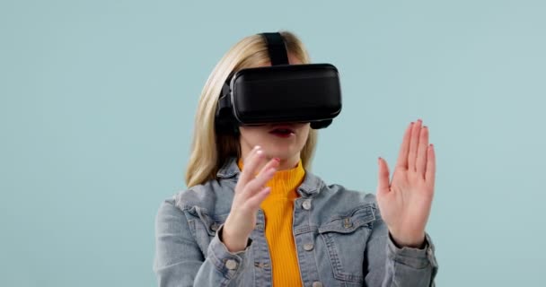 Virtual reality, vrouw en verrassing met 3D-ervaring, scroll met metaverse en toekomstige technologie op blauwe achtergrond. Handen, verbinding en software gaming, holografische en wow voor scifi in de studio. - Video
