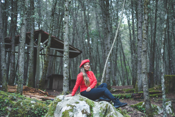 Женщина с позитивным настроем любуясь лесом. - Фото, изображение