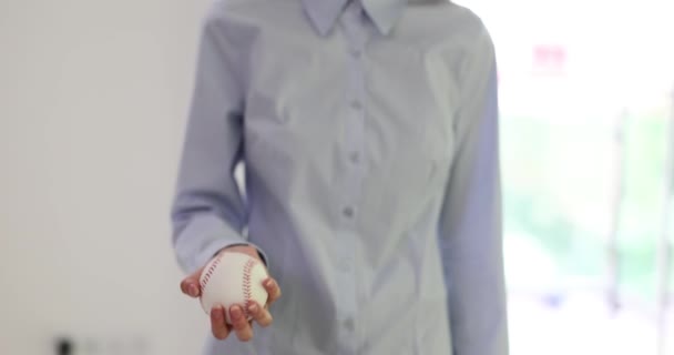 Las manos de mujer lanzan béisbol blanco. Calienta las manos - Imágenes, Vídeo