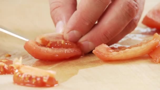 Sbucciati quarti di pomodoro in fase di deseeded
 - Filmati, video
