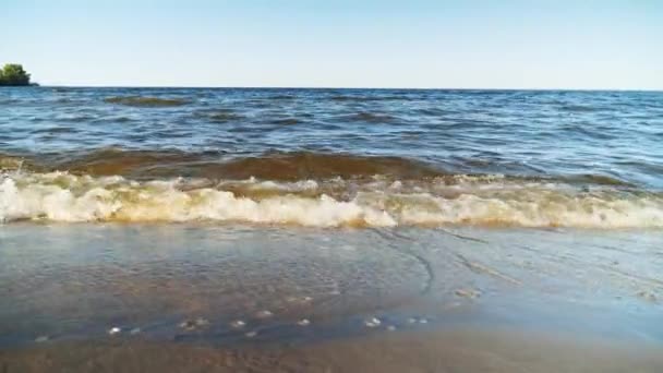 Nehir sahilinde güzel dalgalar yuvarlanıyor. Yakın çekim. Yüksek kalite 4k görüntü - Video, Çekim
