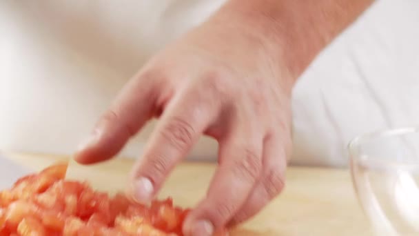 Tomaten toegevoegd aan een kom - Video