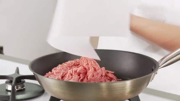 Mięso mielone i mieszanki są smażone - Materiał filmowy, wideo