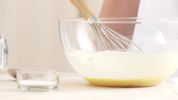 Sıvı bir hamur için eklenen tuz - Video, Çekim