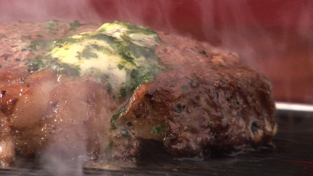 Steak mit schmelzender Kräuterbutter - Filmmaterial, Video