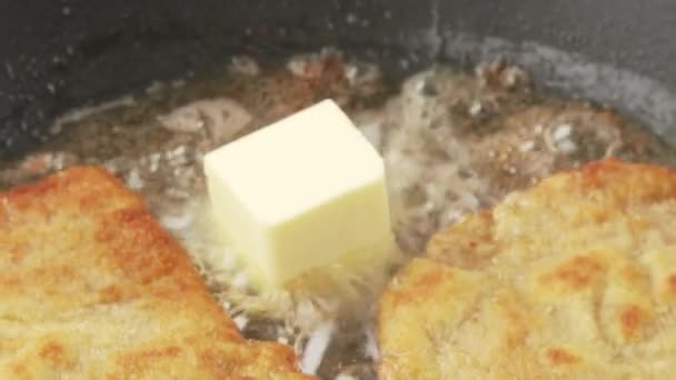 Gepaneerde escalopes worden gebakken in een pan - Video