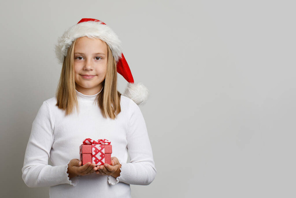 Enfant mignon Père Noël avec cadeau de Noël, portrait - Photo, image