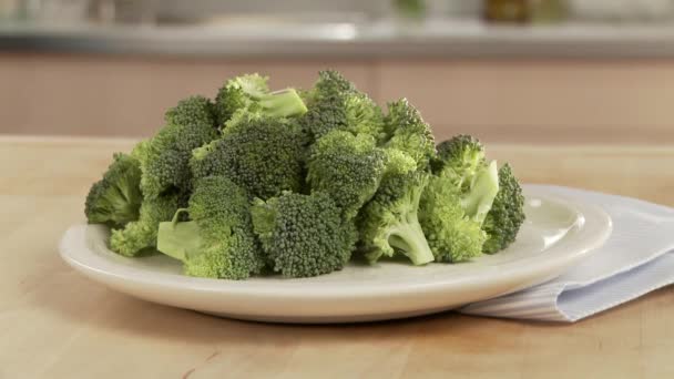 Brokoli florets bir plaka üzerinde - Video, Çekim