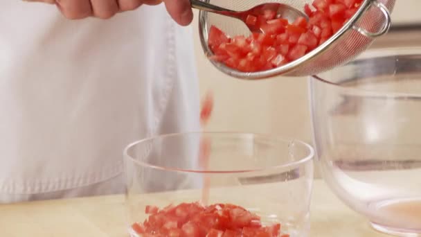 In blokjes gesneden tomaten in een kom - Video