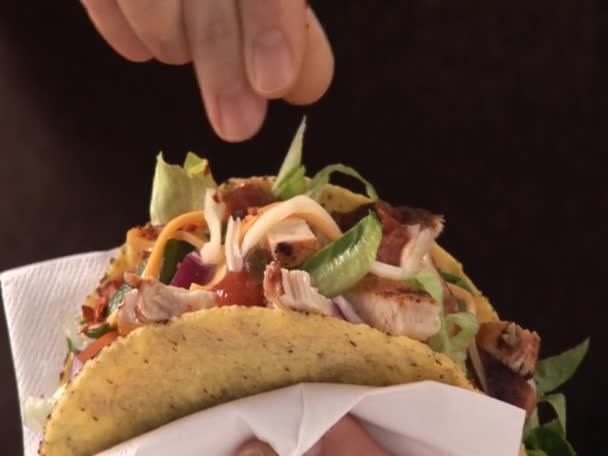 Postřikování taco s chilli - Záběry, video