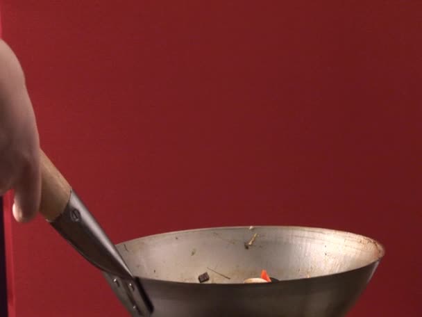 Jogando legumes em um wok
 - Filmagem, Vídeo