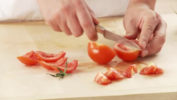 Είναι αποφλοιωμένες κομμένες ντομάτες - Πλάνα, βίντεο