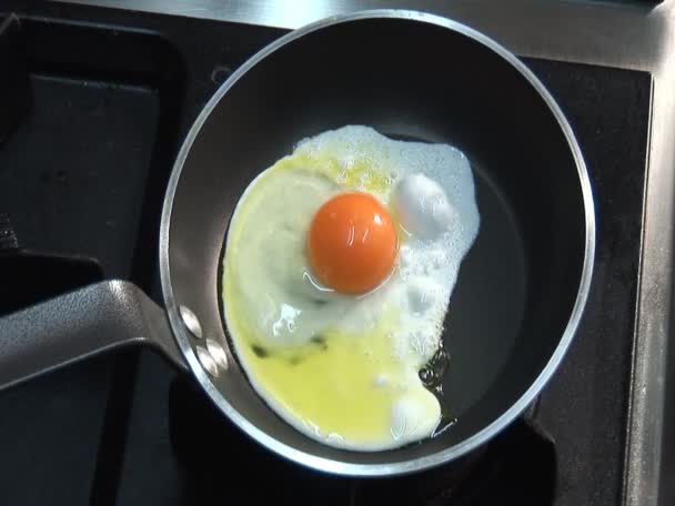 Yumurta closeup kızartma - Video, Çekim