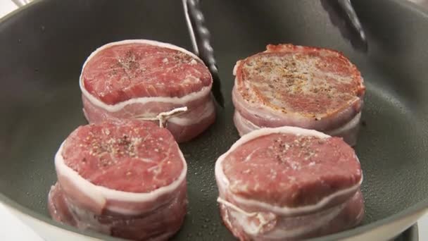 Φέτες φιλέτο βοείου κρέατος γίνεται τηγανητό - Πλάνα, βίντεο