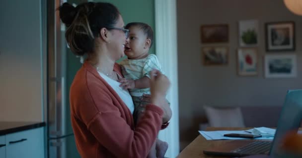 Νύχτα, απομακρυσμένη δουλειά και μια μητέρα με ένα μωρό, φορητό υπολογιστή και να παίζουν σε ένα σπίτι μαζί. Ευτυχισμένος, παιχνιδιάρης και μια νεαρή μαμά ή επιχειρηματίας με ένα παιδί και υπολογιστή στο σκοτάδι για ένα email ή επικοινωνία. - Πλάνα, βίντεο