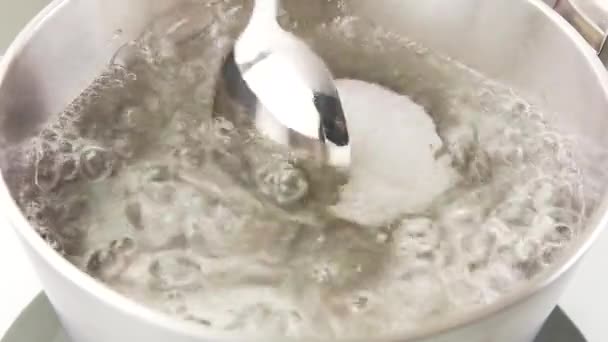 Úgy kell elhelyezni, a forrásban lévő vizet tojás - Felvétel, videó