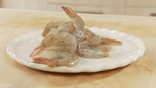 Γαρίδες καθαρισμένες raw στο πιάτο - Πλάνα, βίντεο