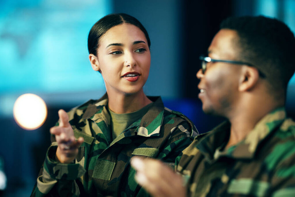 Νύχτα, ομαδική εργασία και άνθρωποι στο στρατό με στρατηγική, ασφάλεια στον κυβερνοχώρο ή στρατιωτική επικοινωνία. Κέντρο δεδομένων, πόλεμος και ένας μαύρος που μιλάει σε μια γυναίκα για κυβερνητικό μυστικό, παρακολούθηση ή σύστημα. - Φωτογραφία, εικόνα