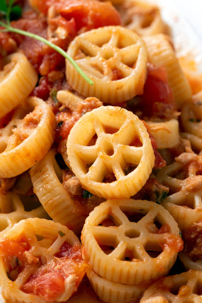 Крупним планом смачна паста з рибним соусом, італійська їжа - Фото, зображення