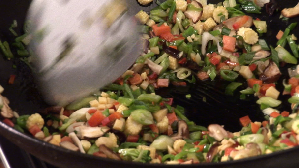 Legumes em um wok
 - Filmagem, Vídeo