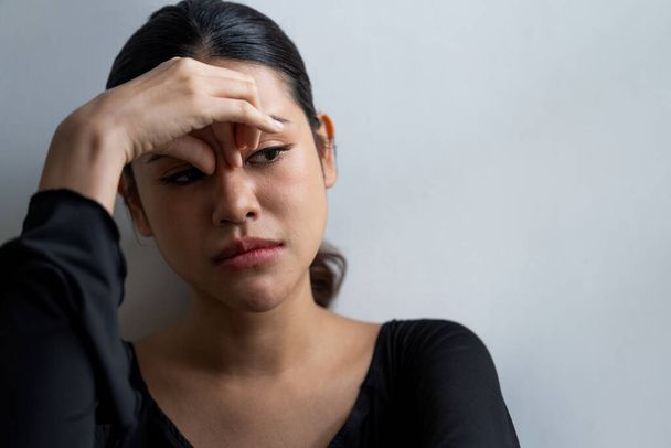 Depressieve jonge Aziatische vrouw met geestelijke gezondheidsprobleem in het achterhoofd moeten uttermost behandeling van overdenken vermoeidheid, ontwrichtende gedachte, asociale, angst en andere geestelijke gezondheidsstoornissen . - Foto, afbeelding
