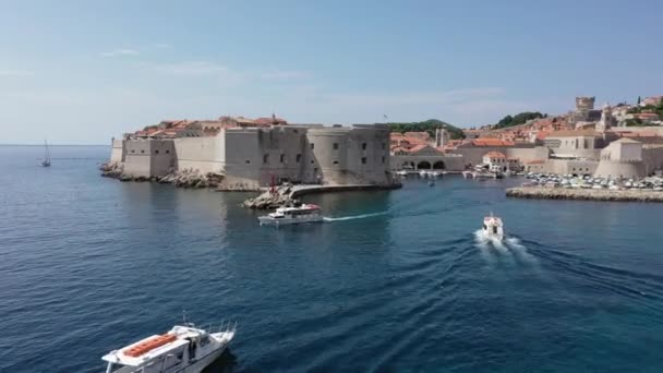 Dubrovnik 'in eski kasabası. Hırvatistan 'ın tarihi Dubrovnik kentinin hava manzarası. Akdeniz 'in ünlü turistik merkezi. Yaz. Adriyatik Denizi kıyısındaki eski liman. - Video, Çekim