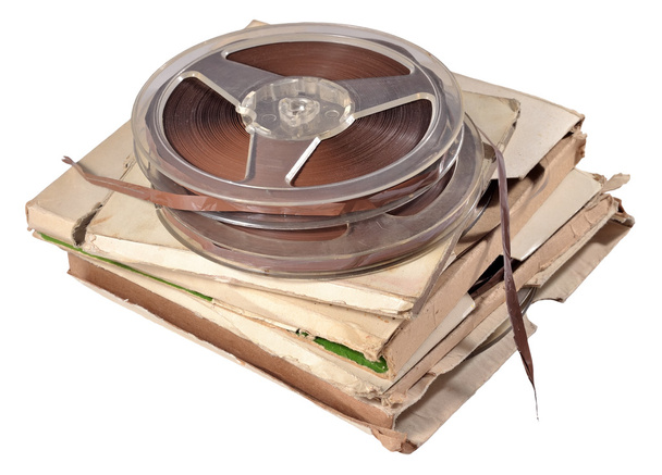 Bobinas antiguas vintage con cintas magnéticas sobre un blanco
 - Foto, imagen