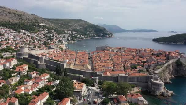 Cidade velha de Dubrovnik. Vista aérea da cidade histórica de Dubrovnik, na Croácia. Famosa atração turística no Mediterrâneo. Verão. Porto velho junto ao mar Adriático. - Filmagem, Vídeo
