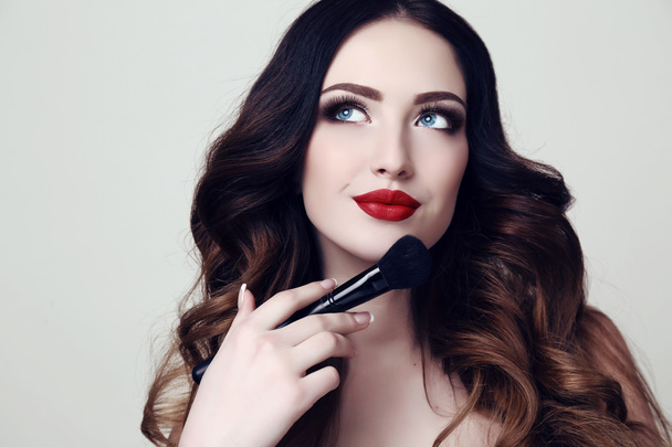 schöne sexy Frau mit dunklen Haaren und hellem Make-up    - Foto, Bild