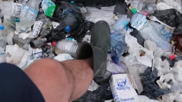 Πλαστικά σκουπίδια στην παραλία του ωκεανού. Οικολογική καταστροφή, να σώσει τον πλανήτη από τοξικά απόβλητα. Μόλυνση του πλανήτη - Πλάνα, βίντεο