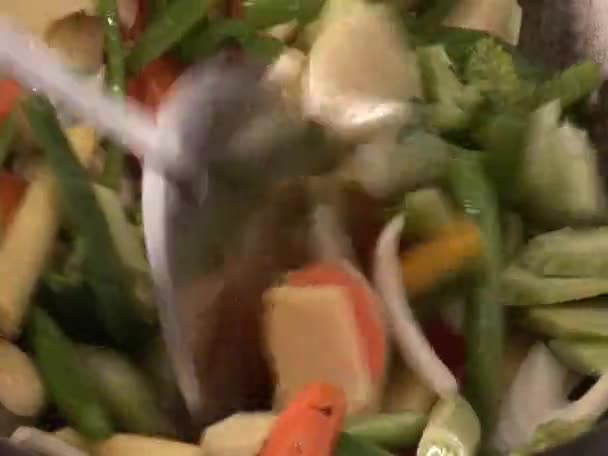 Legumes em um wok
 - Filmagem, Vídeo